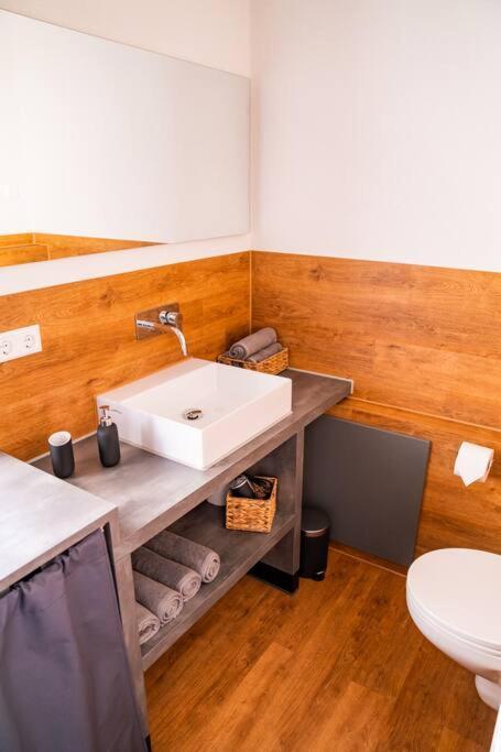Neu Renoviertes Ferienhaus/Wohnunng Kleine Auszeit Sonnenbühl Εξωτερικό φωτογραφία